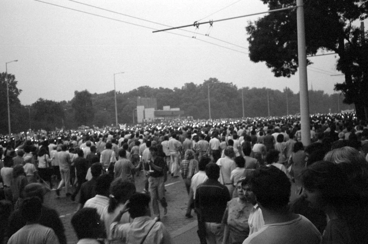 Protest organizat la Budapesta, la 27 iunie 1988, împotriva distrugerii satelor maghiare din Transilvania, în timpul dictaturii lui Nicolae Ceaușescu (© Fortepan / Vészi Ágnes)