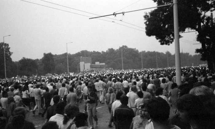 Protest organizat la Budapesta, la 27 iunie 1988, împotriva distrugerii satelor maghiare din Transilvania, în timpul dictaturii lui Nicolae Ceaușescu (© Fortepan / Vészi Ágnes)