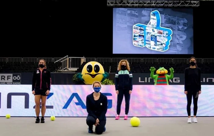 
    Sorana Cîrstea și celelalte participante la tragerea la sorți virtuală de la LinzFOTO: WTA Linz  