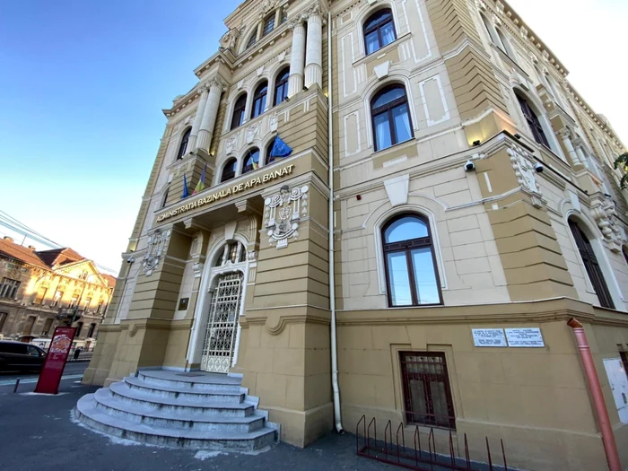 A apărut o nouă placă memorială pe Palatul Apelor