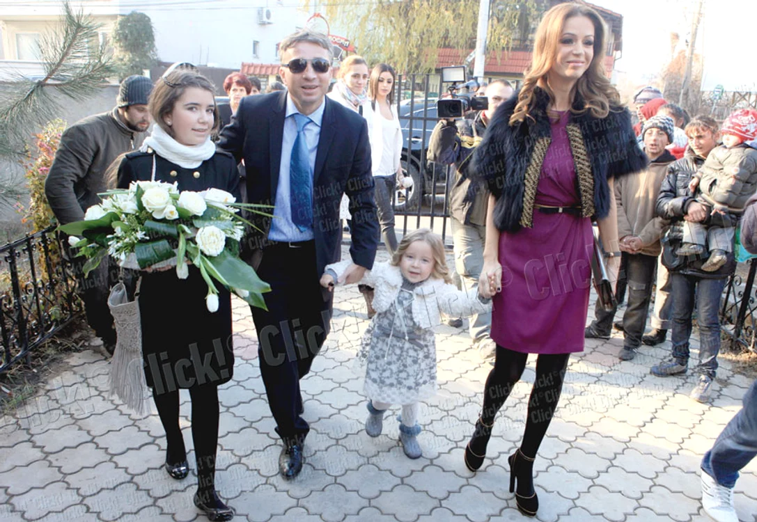 Dan Petrescu şi soţia lui,  Adriana, sunt părinţii  spirituali ai micuţilor Maria şi Cristian