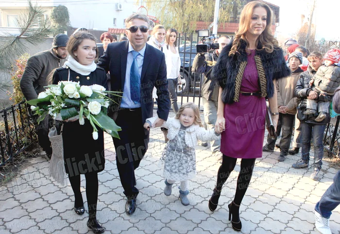 Dan Petrescu şi soţia lui,  Adriana, sunt părinţii  spirituali ai micuţilor Maria şi Cristian
