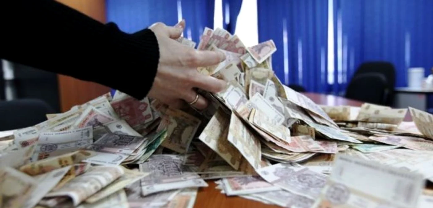 Hoţii au furat o borsetă care conţinea 70.000 de lei şi peste 8.000 de euro