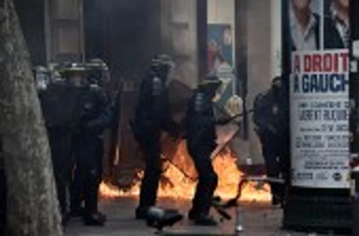 
    Proteste violente au loc la Paris în urma adoptării unei noi legi a munciiFoto AFP  