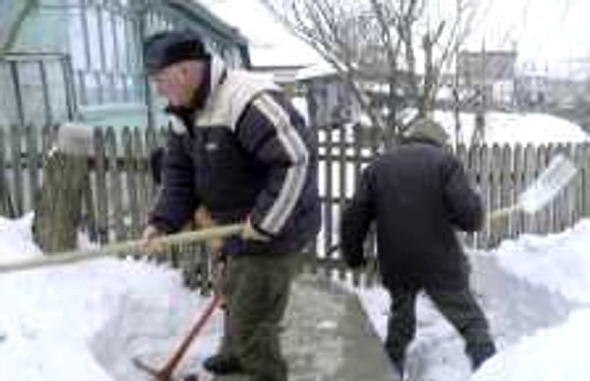 Oamenii au pus mâna pe lopeţi şi târnăcoape şi au curăţat podeţele pentru a preveni inundaţiile