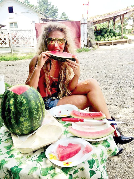 Corina Bud a poftit la pepene, pe marginea drumului