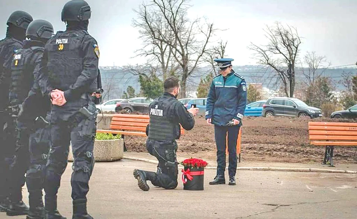 
    Poliţista a acceptat cererea în căsătorie  