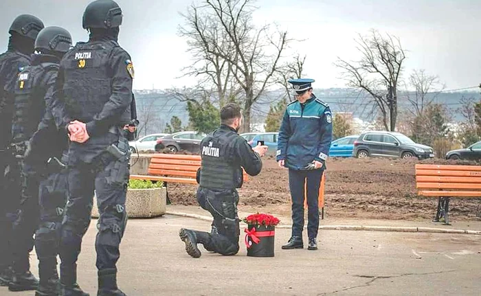
    Poliţista a acceptat cererea în căsătorie  