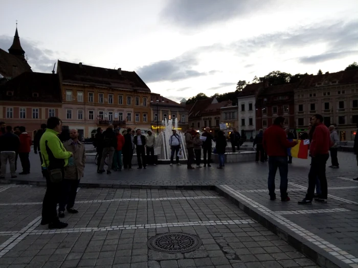 Câteva zeci de braşoveni au protestat în Piaţa Sfatului