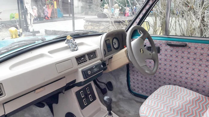 Mașina are volan  pe dreapta 