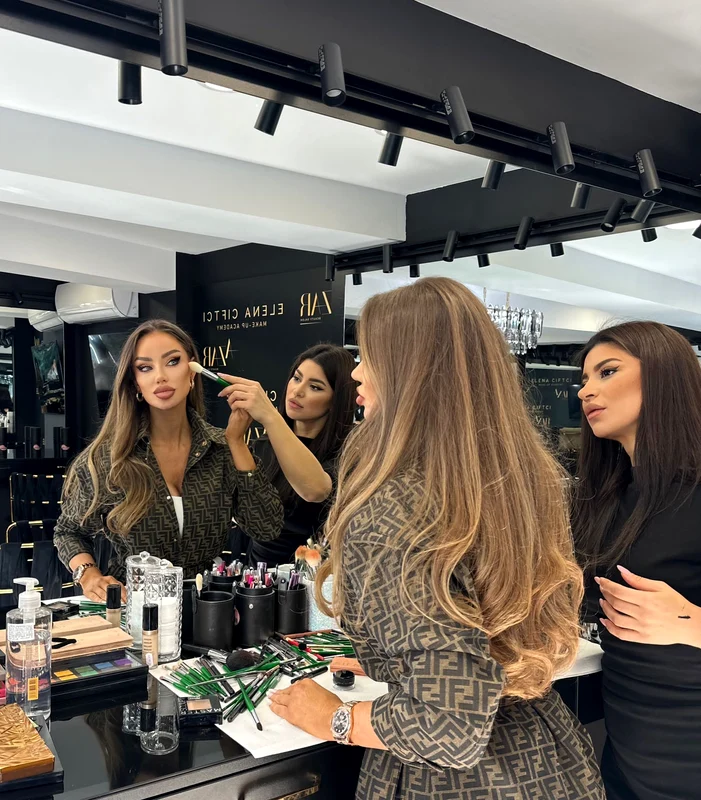 Drăgușanu, la o ședință cu Elena Ciftci, make-up artistul vedetelor / Sursa: Instagram 