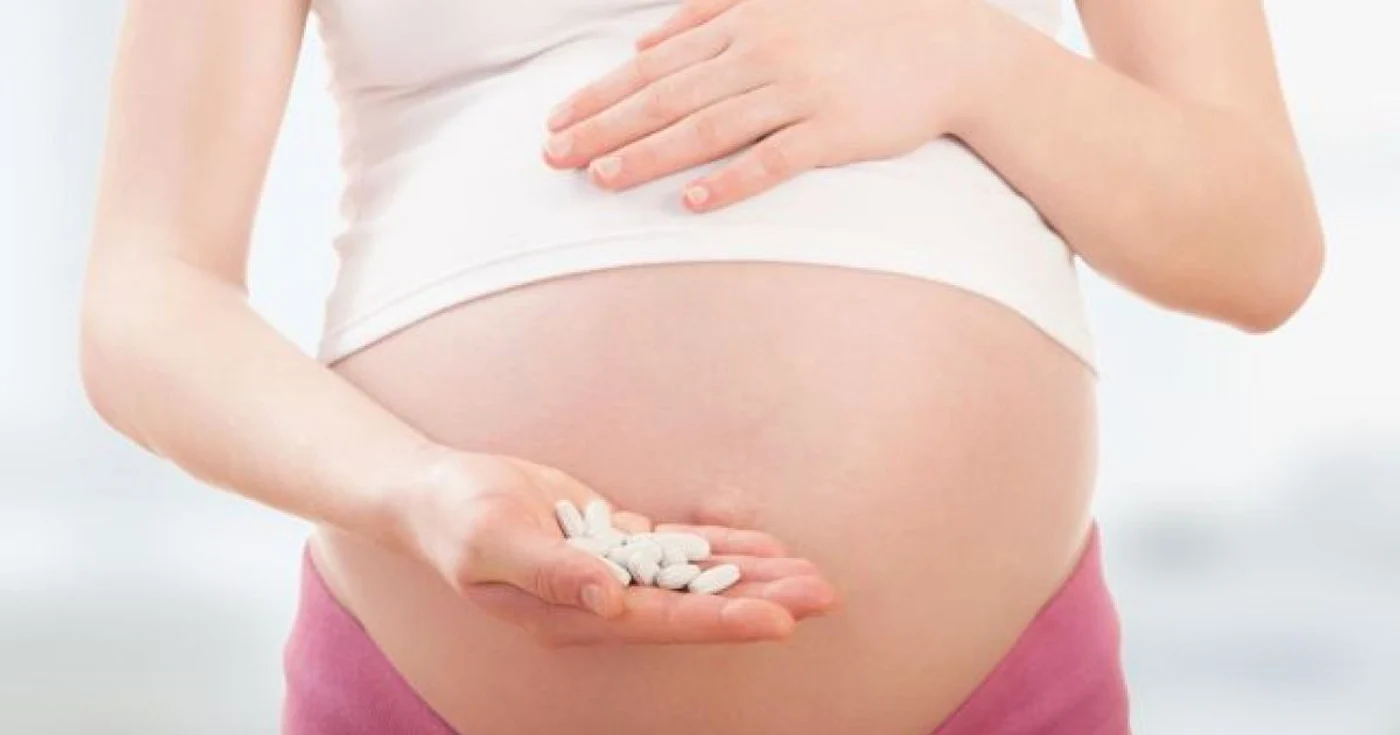 Tratamentul cu antibiotice în timpul naşterii afectează stomacul bebelusului