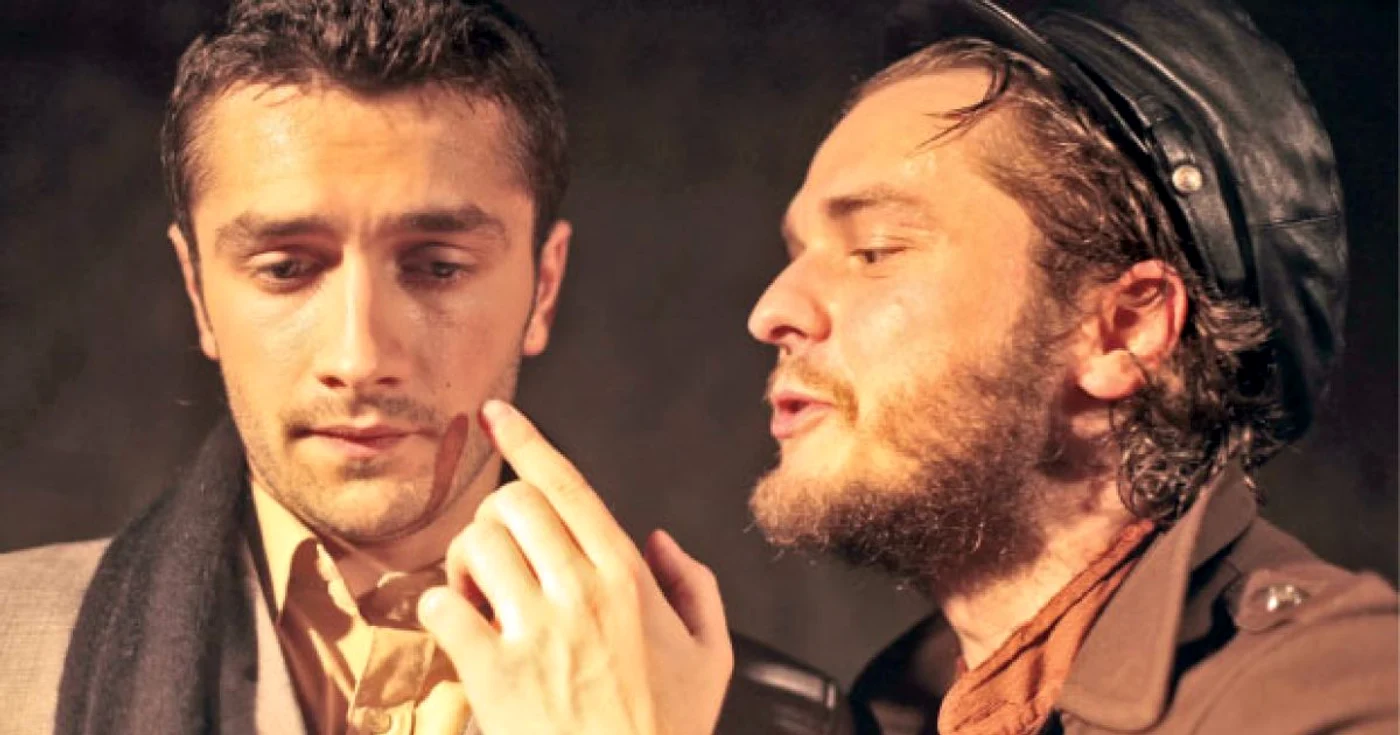 Ioan Mihai Cortea (dreapta)  şi Silvian Vâlcu,  în spectacolul „Zorba“