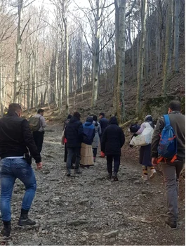 Două femei şi cinci copii s-au ascuns din cauza coronavirusului într-o peşteră de pe Muntele Cozia din apropierea Mănăstirii Stânişoara - Vâlcea Foto Adevărul