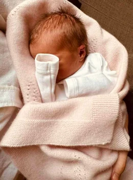 Prima poză cu Athena, fetița născută prematur