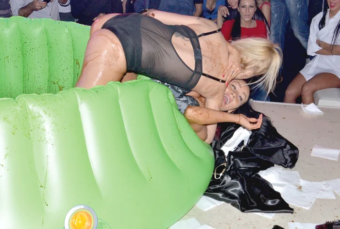 Spre deliciul bărbaţilor,  bruneta a lins ceva  ciocolată de pe sânii Simonei (FOTOGRAFII: PRINCESS)