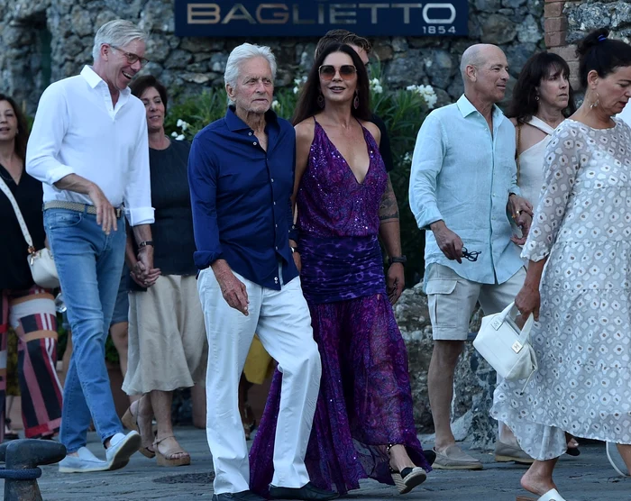 Michael Douglas și Catherine Zeta-Jones surprinși pe străzile din Portofino în 2023 Foto Profimedia