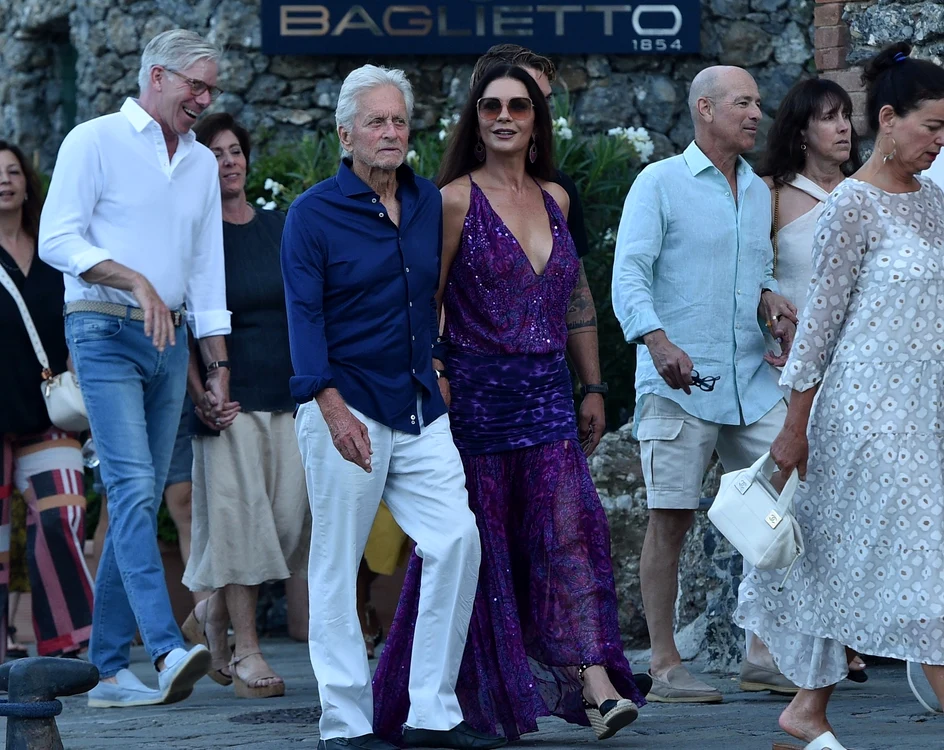 Michael Douglas și Catherine Zeta-Jones surprinși pe străzile din Portofino în 2023 Foto Profimedia