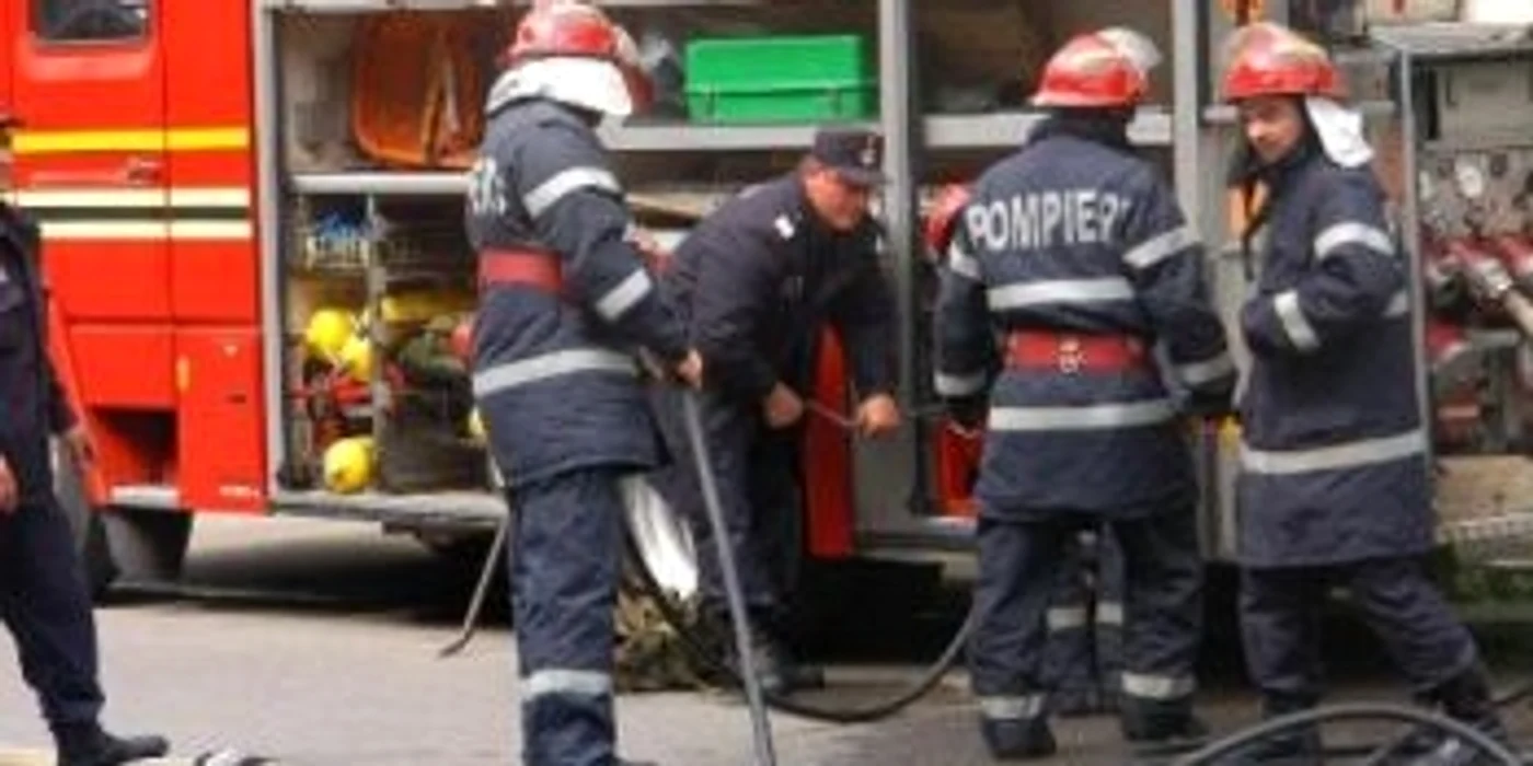 
    Pompierii au venit la fața locului ca să stingă incendiul care a urmat după explozie  