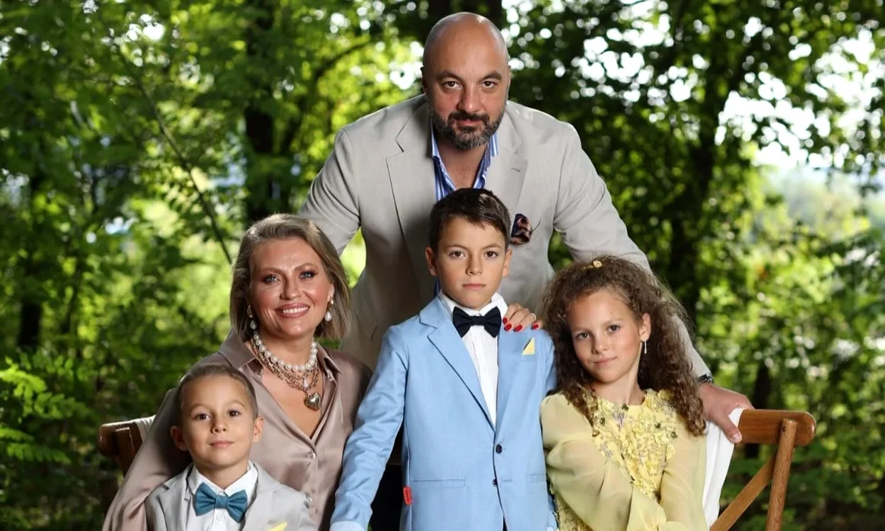 Mirela și soțul ei, Alexandru Vaida, alături de cei trei copii
