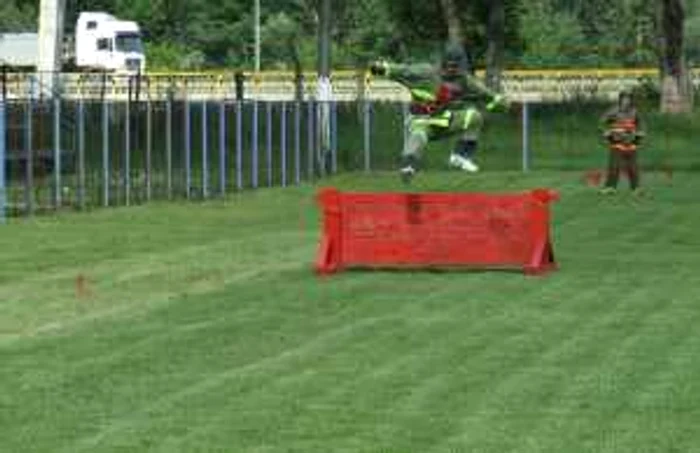 Pompierii vâlceni de la serviciile private şi cele voluntare s-au întrecut în concurs