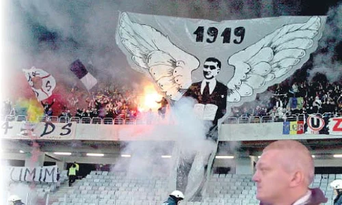 Suporterii  prezenţi la  meciul cu CFR  au strâns bani  pentru a le da  jucătorilor jpeg