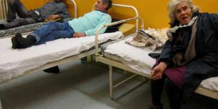 Oamenii vin la spital seara, când se lasă întunericul, şi pleacă pe străzi dimineaţa