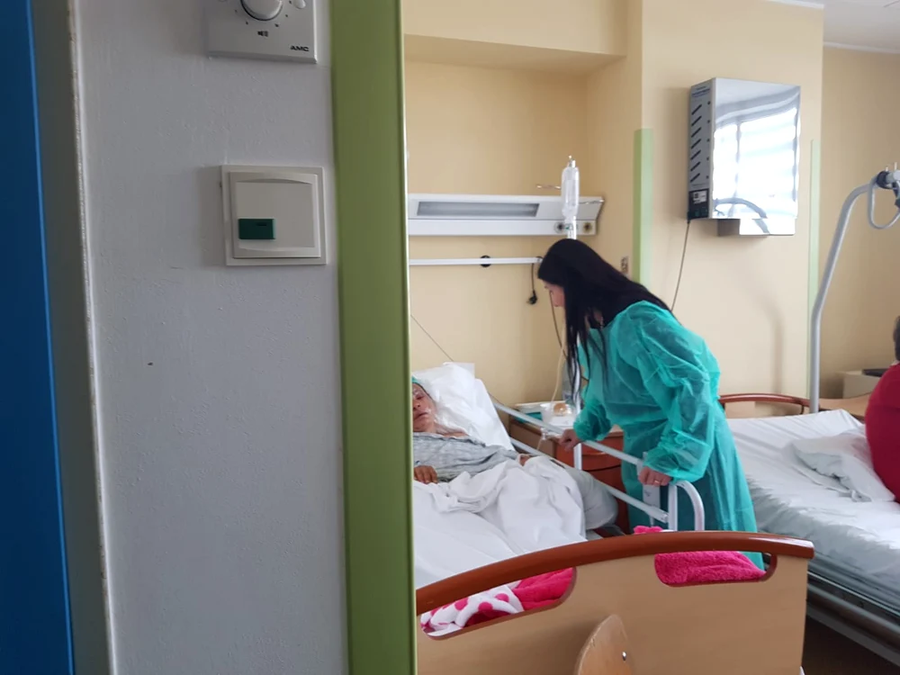 Ministrul Sorina Pintea stă de vorbă cu una dintre victimele accidentului de la Ialomiţafoto: captura Facebook