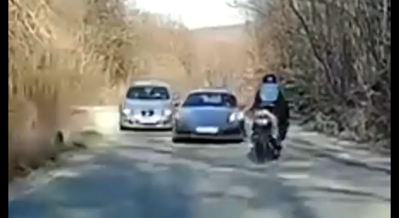 Incidentul a fost filmat de camera de bord a maşinii ce se afla în spate. FOTO: captura video