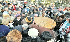 Pe parcursul slujbei  de sfinţire a apei,  unul dintre cele trei butoaie s a spart  din cauza înghesuielii şi a frigului jpeg