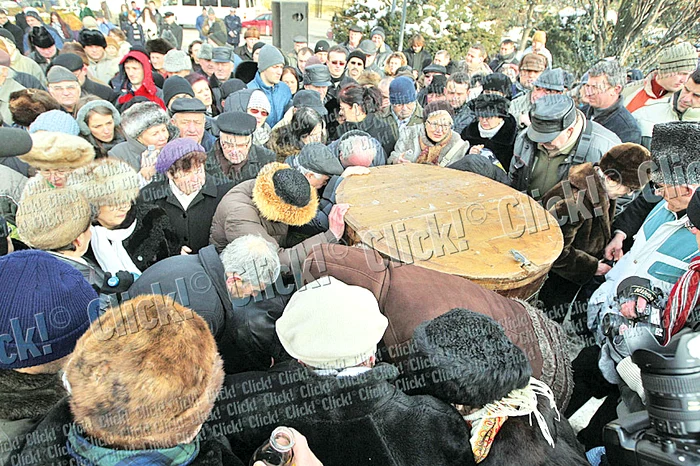 Pe parcursul slujbei  de sfinţire a apei,  unul dintre cele trei butoaie s-a spart  din cauza înghesuielii şi a frigului