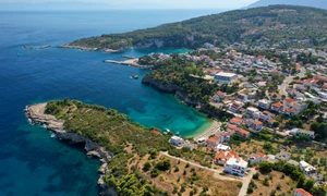 Satul Rousoum Gialos, pe insula Alonissoss, Grecia FOTO Shutterstock