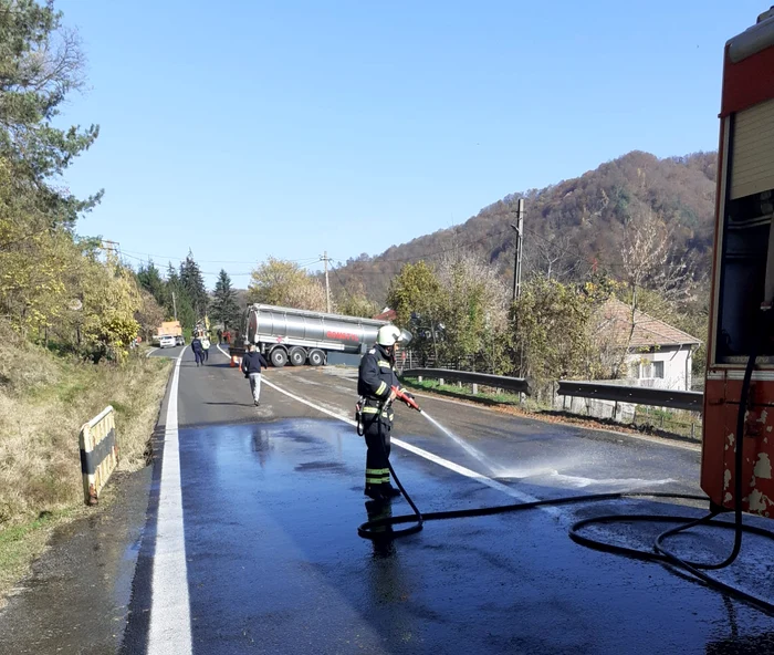Cisterna a derapat din cauza borhotului scurt pe DN7 Valea Oltului Vâlcea