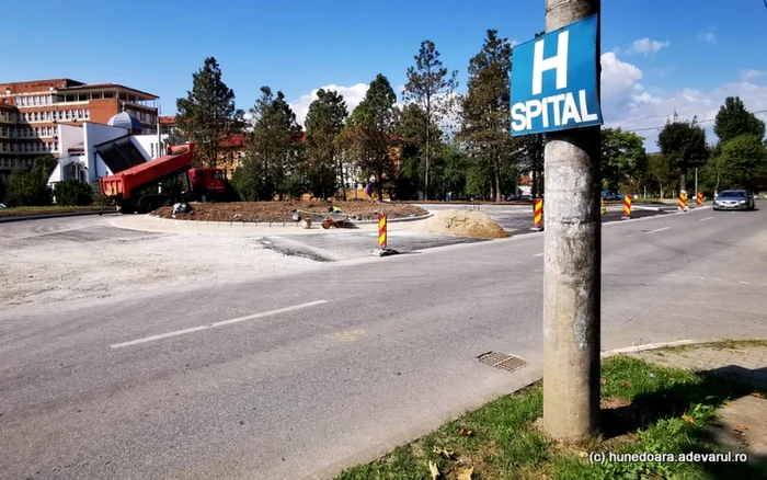 Noul sens giratoriu de la Spitalul municipal Hunedoara. FOTO: Daniel Guţă. ADEVĂRUL.