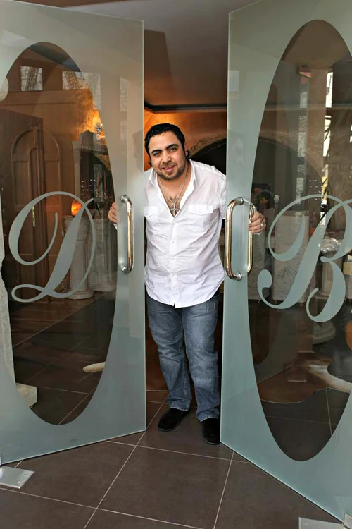 Vila solistului a fost evaluată de un specialist imobiliar la cel puţin 600.000 de euro (Foto: MONDENONLINE.RO) RO