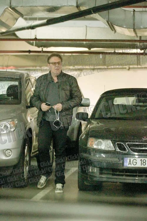 
    4 aprilie: Fotoreporterii Click!  l-au surprins pe Gabriel  Cotabiţă la plimbare,  într-un mall din  Bucureşti. Cântăreţul  avea circa 90 de  kilograme şi era dornic  să scape de burtă (Fotografii: Alex Muscaliu)  