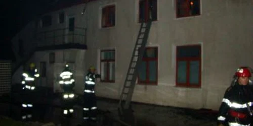 Pompierii nemţeni s-au luptat cu flăcările mai bine de patru ore