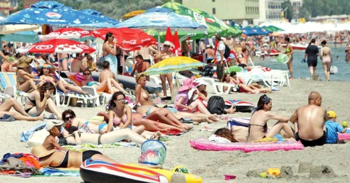 Turiştii s-au bucurat de soare ignorând sfaturile medicilor  
