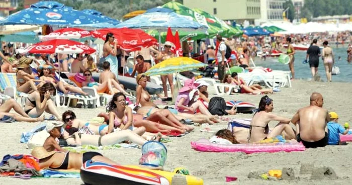 Turiştii s-au bucurat de soare ignorând sfaturile medicilor  