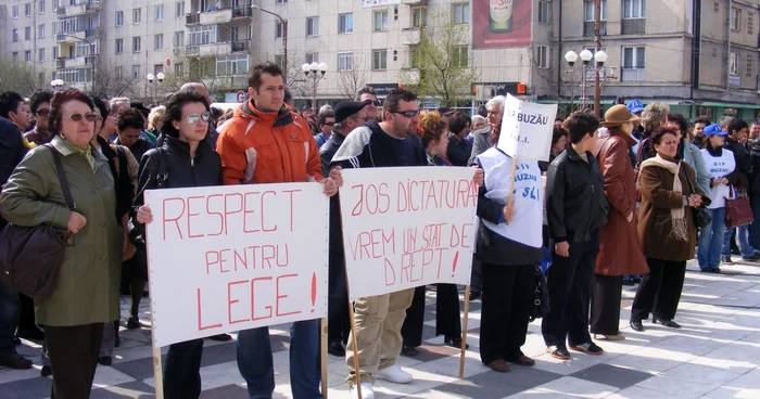 Profesorii buzoieni au protestat şi astăzi în Piaţa Dacia