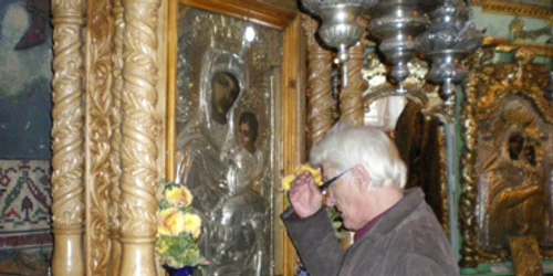 Neamţ: Pietrenii sărută icoanele fără a ţine cont de „porcină“