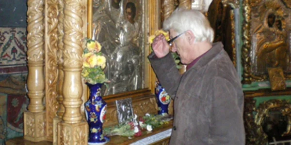 Neamţ: Pietrenii sărută icoanele fără a ţine cont de „porcină“