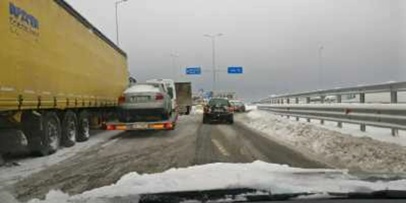 Pe Drumurile Naţionale din Braşov se circulă în condiţii de iarnă. FOTOInfoTrafic Judeţul Braşov