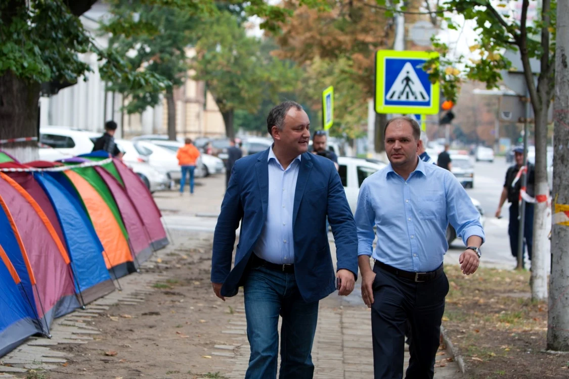 Liderul socialist Igor Dodon s-a aliat cu controversatul Renato Usatîi pentru a profita de pe urma protestelor anti-corupţie din Chişinău
