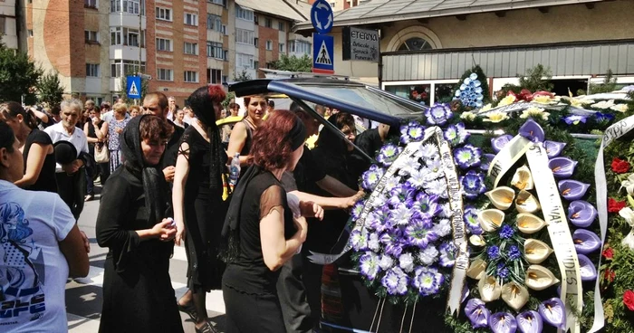 Familia Plăcintă şi-a luat rămas bun de la Oana Petruţa, ucisă la Viena de fostul iubit. FOTO: Dinu ZARĂ