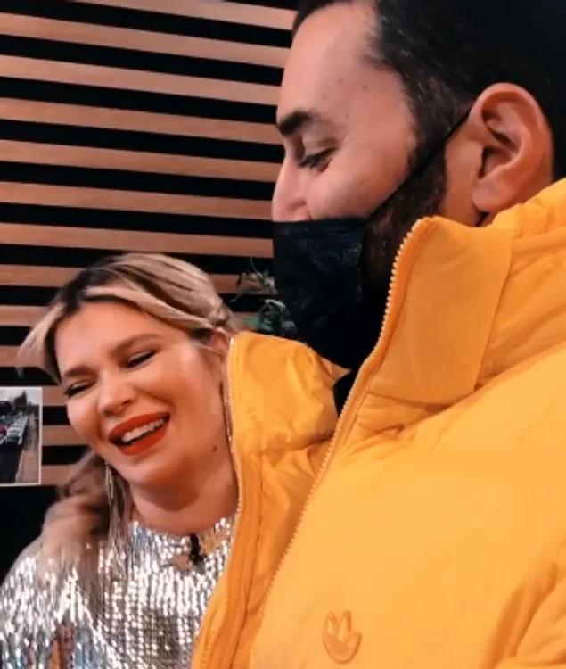 
    Smiley a venit cu tort pentru Gina pe platoul emisiunii "Chefi la cuțite"foto: Instagram  