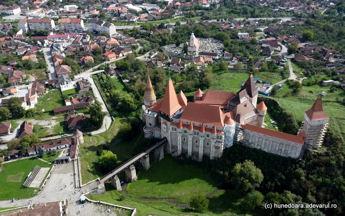 Hunedoara și Castelul Corvinilor, vedere de sus FOTO Daniel Guță