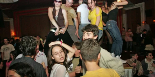 Neamţ: Bobocii cheltuiesc pentru bal cât pentru o nuntă