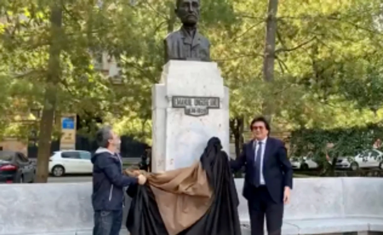 Bustul lui Ungureanu e din nou pe soclu FOTO Tion.ro