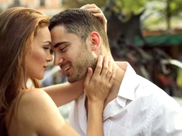 
    Un mod plăcut de a vă genera emoţii pozitive este să vă povestiţi şi să vă amintiţi de momentele frumoase petrecute împreunăfoto: 123RF  